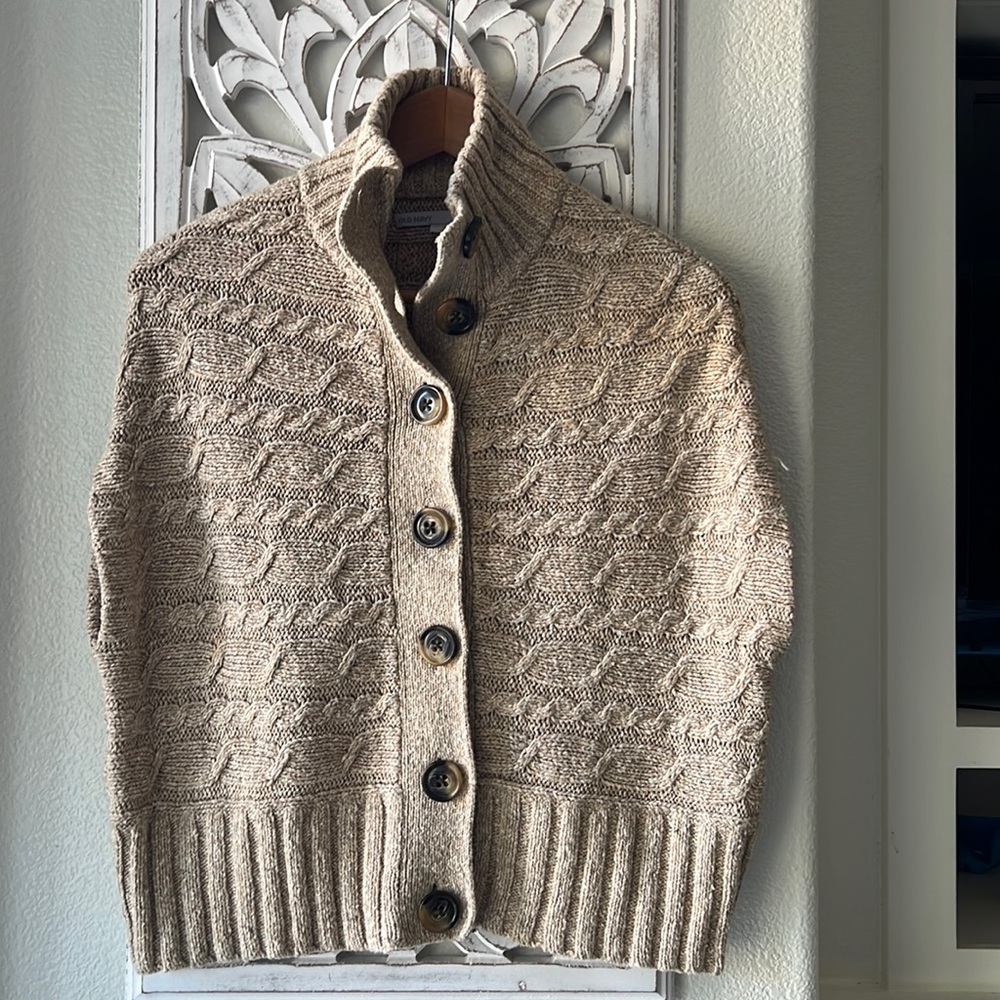 Sleeveless cardigan.
